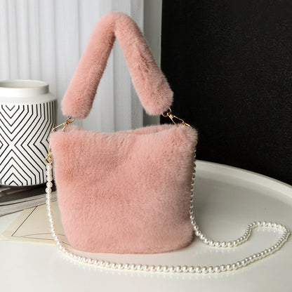 Sac seau en peluche à damier avec chaîne en perles, sacs à main de luxe tendance pour femmes, sacs à bandoulière personnalisés - LUXARAH