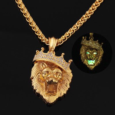 L'Europe et les États-Unis vendent des colliers lumineux hip-hop en forme de lion avec couronne de diamant pour hommes. Pendentif lumineux hip-hop plaqué or unisexe.