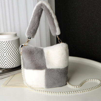 Sac seau en peluche à damier avec chaîne en perles, sacs à main de luxe tendance pour femmes, sacs à bandoulière personnalisés - LUXARAH
