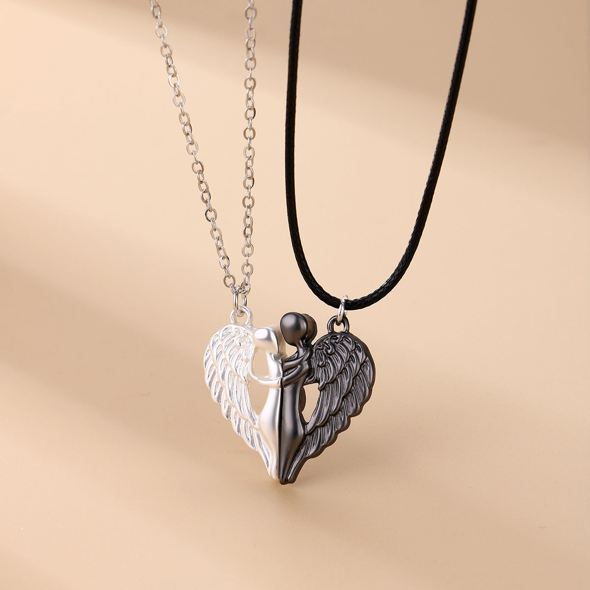 Dos nuevos collares magnéticos de alas de ángel en diferentes colores también se pueden usar como joyería para un buen amigo para conmemorar la amistad. 