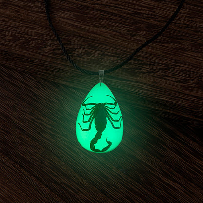 Collar luminoso de escorpión con colgante de gota de agua de resina animal.