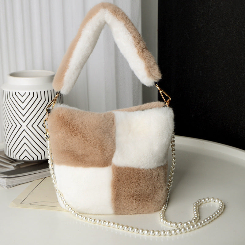 Sac seau en peluche à damier avec chaîne en perles, sacs à main de luxe tendance pour femmes, sacs à bandoulière personnalisés - LUXARAH