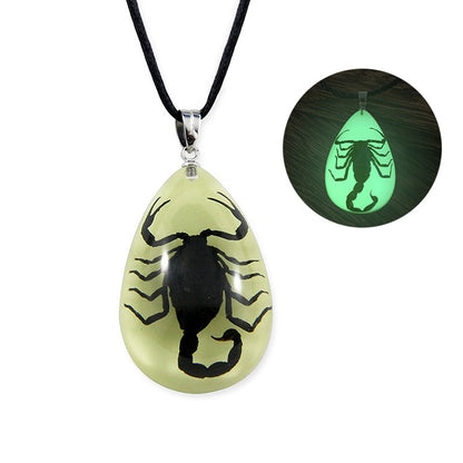 Collar luminoso de escorpión con colgante de gota de agua de resina animal.