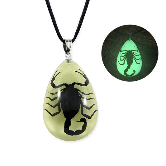 Collier lumineux scorpion avec pendentif goutte d'eau en résine animale