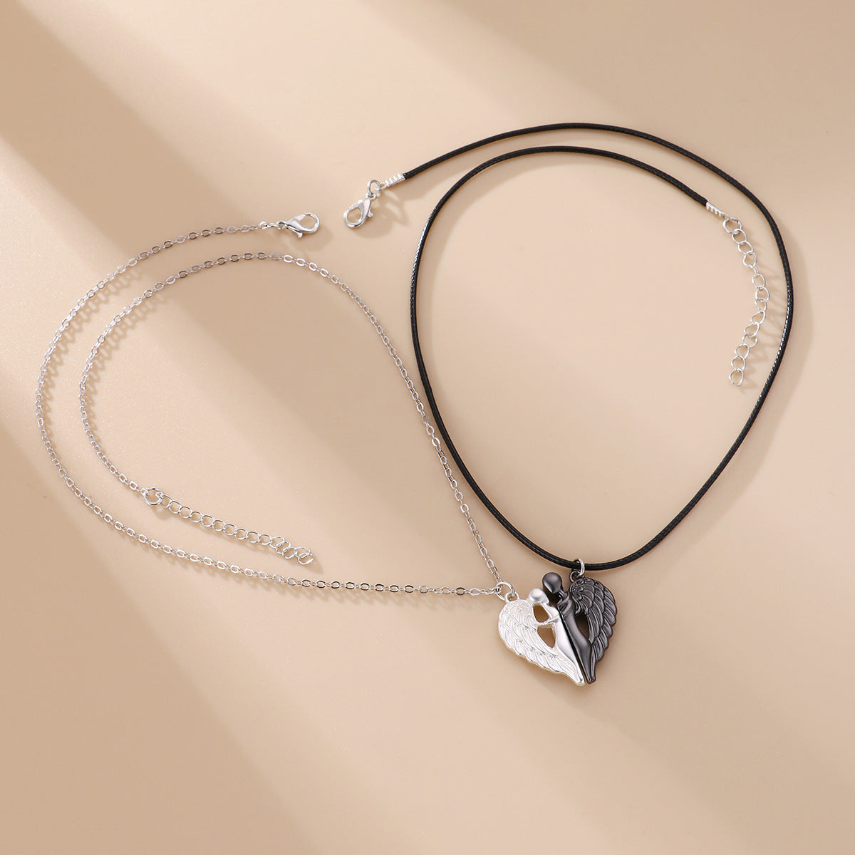 Dos nuevos collares magnéticos de alas de ángel en diferentes colores también se pueden usar como joyería para un buen amigo para conmemorar la amistad. 