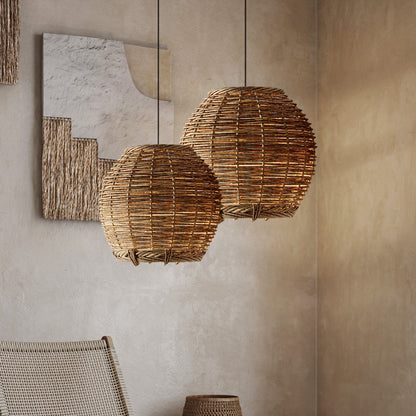 Lustre en rotin au chevet du bureau du Wabi Sabi B&B - LUXARAH