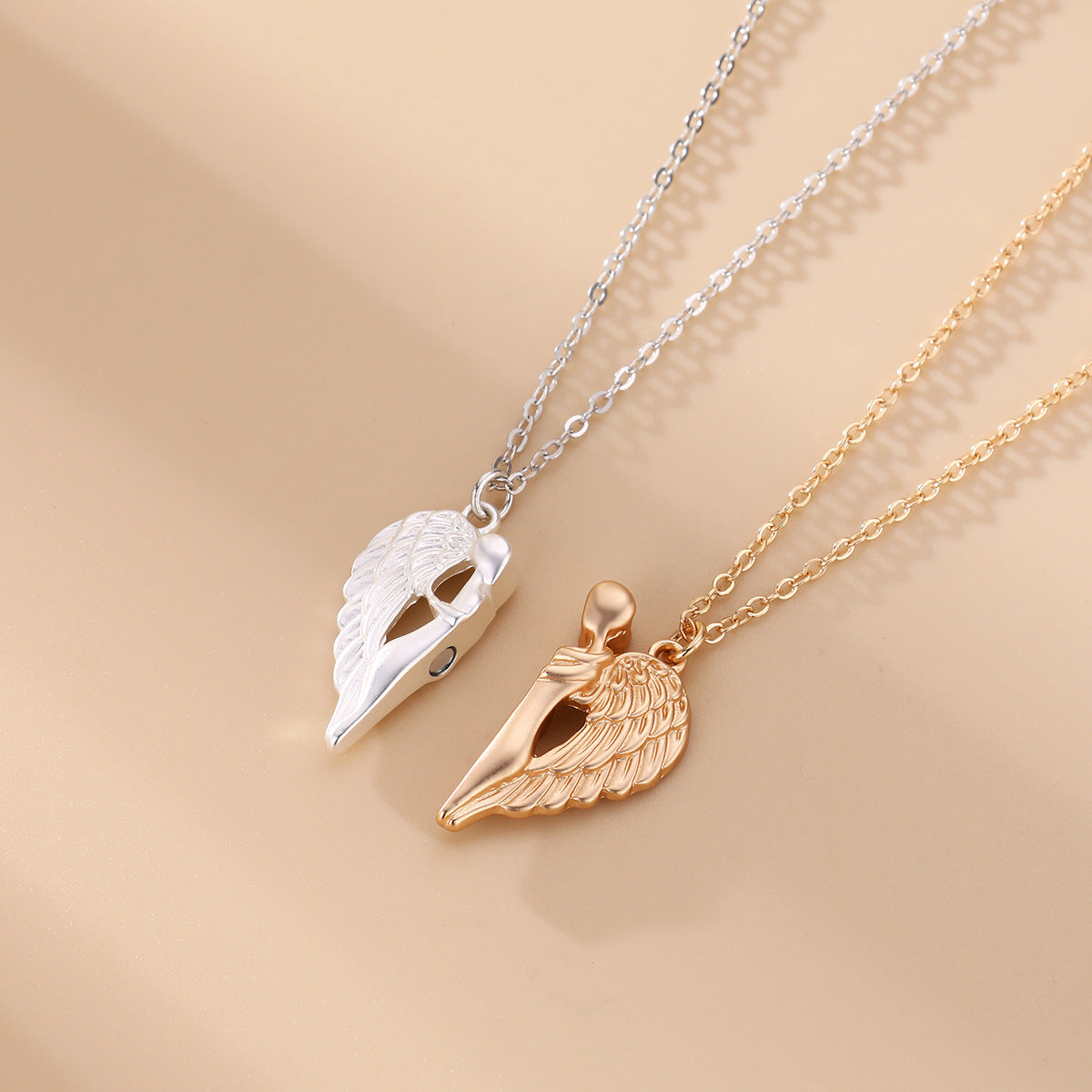 Dos nuevos collares magnéticos de alas de ángel en diferentes colores también se pueden usar como joyería para un buen amigo para conmemorar la amistad. 